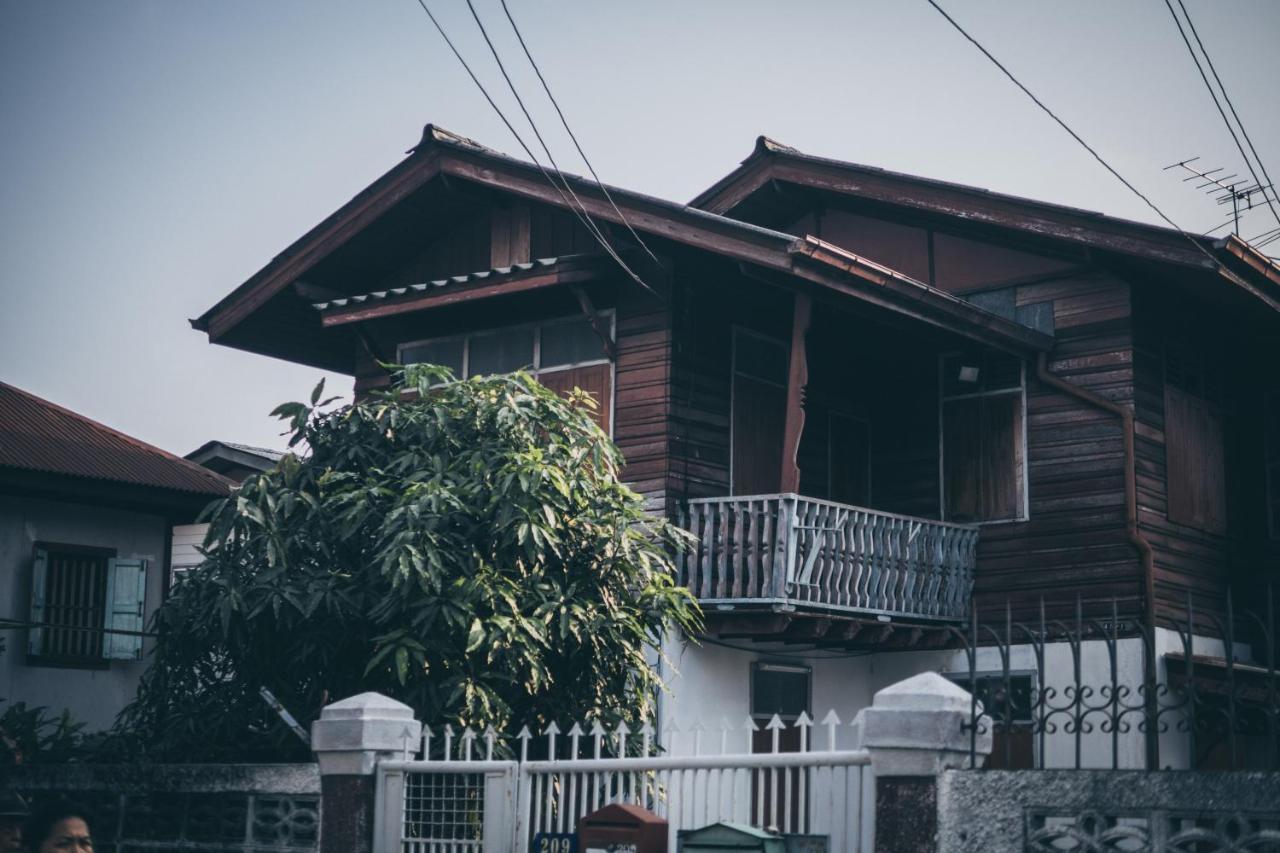 One Of Us House Hostel Bangkok Exterior photo